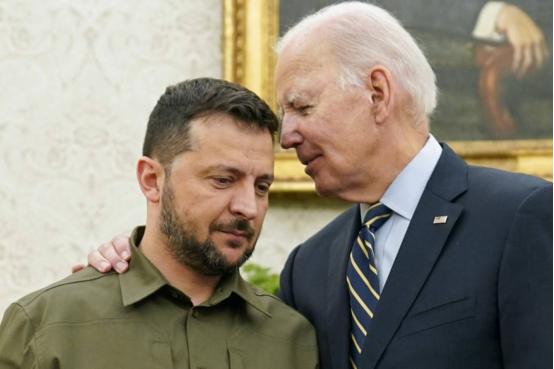 彻底摊牌了，美国政坛又闹翻天，特朗普公开爆料乌克兰插手美国大选，巨款暗地竟然帮拜