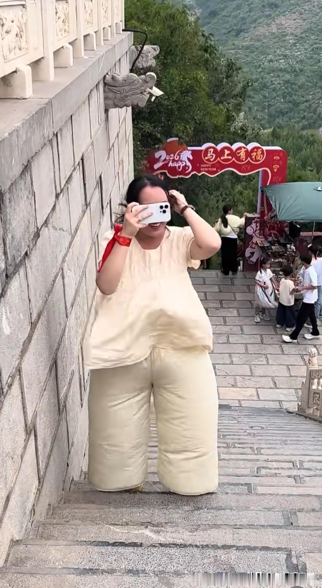 大家注意了，旅游的时候千万别穿这种衣服，会很尴尬[大笑][大笑]