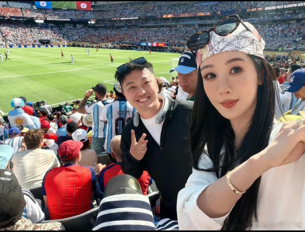 杨紫现身世界杯决赛现场紫妹世界杯现场路透 ，印花头巾造型好美好特别西班牙冠军