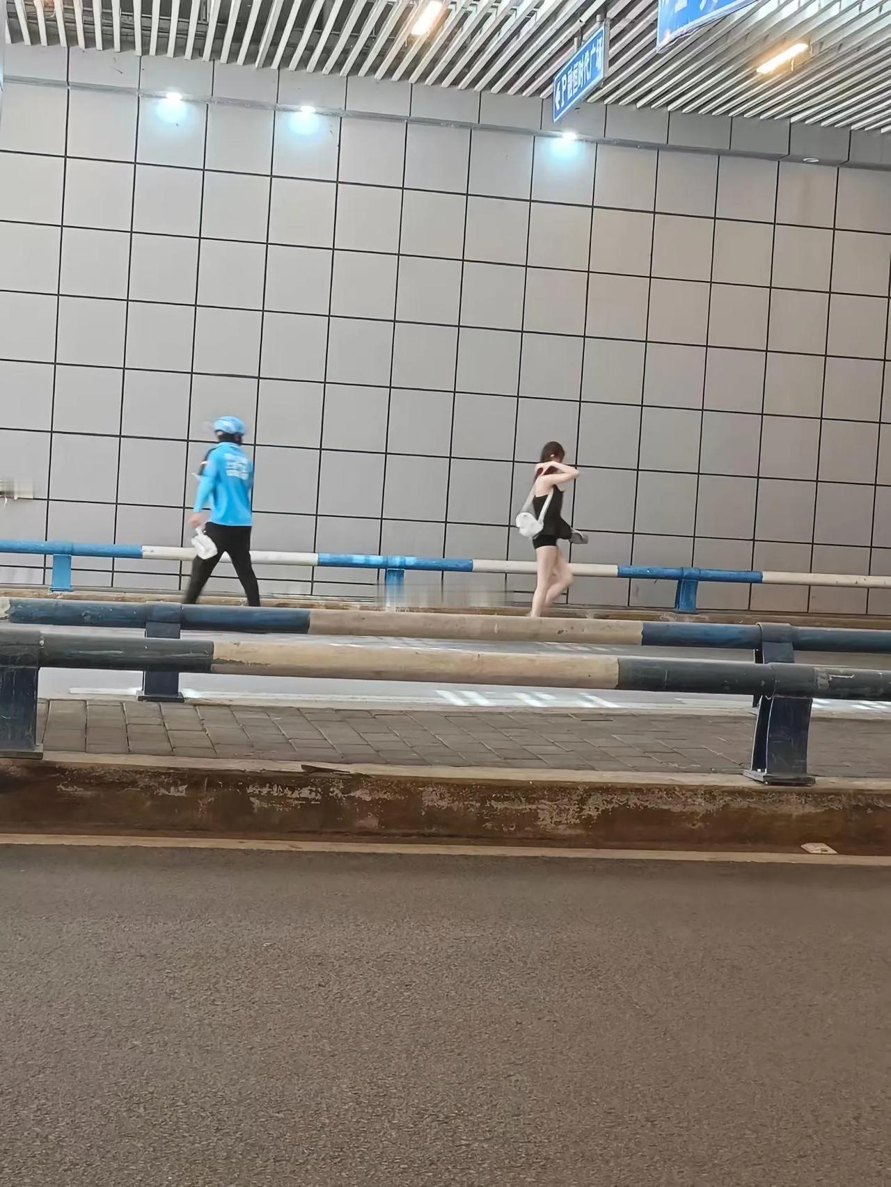 外卖小哥的回头是对美女最大的认可