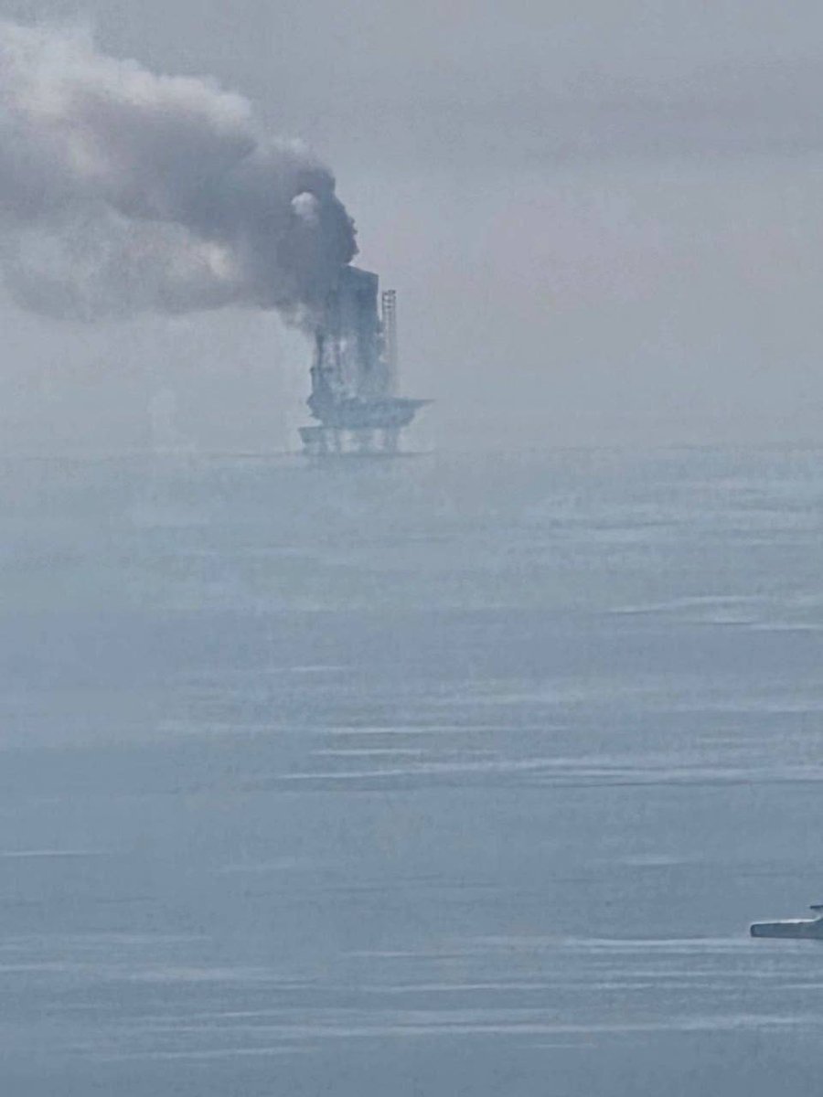 🇮🇷🔥波斯湾一座阿联酋石油钻井平台遭伊朗“沙赫德-136”无人机袭击后起火