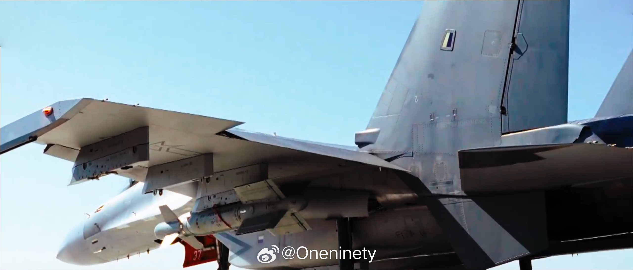 首见歼-16挂载某新型激光制导炸弹！190视角人民空军成立76周年 ​​​