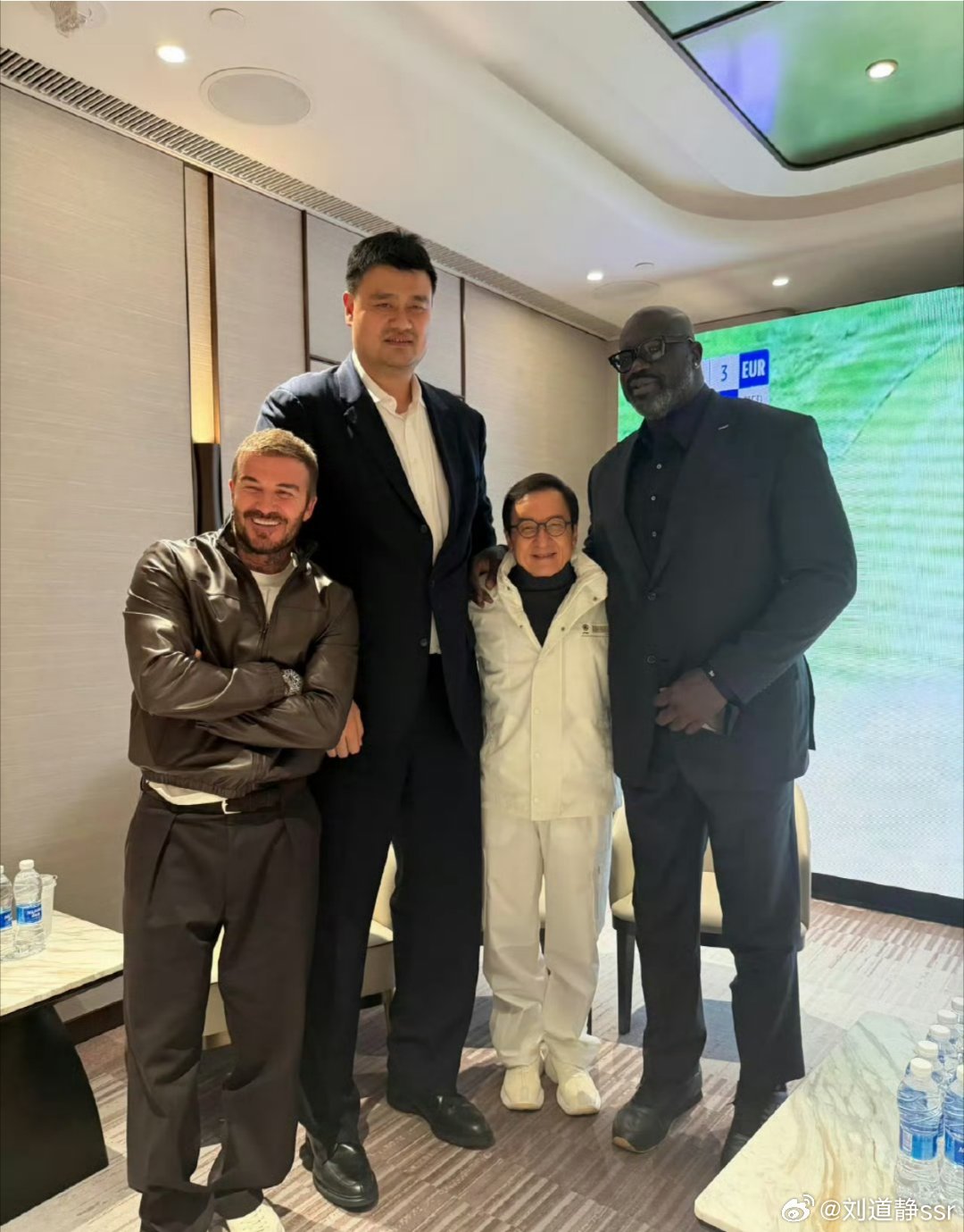 成龙大哥的电影我太爱看了这次拍照谁拍的，怎么给成龙大哥拍的这么小得来点角度呀[d
