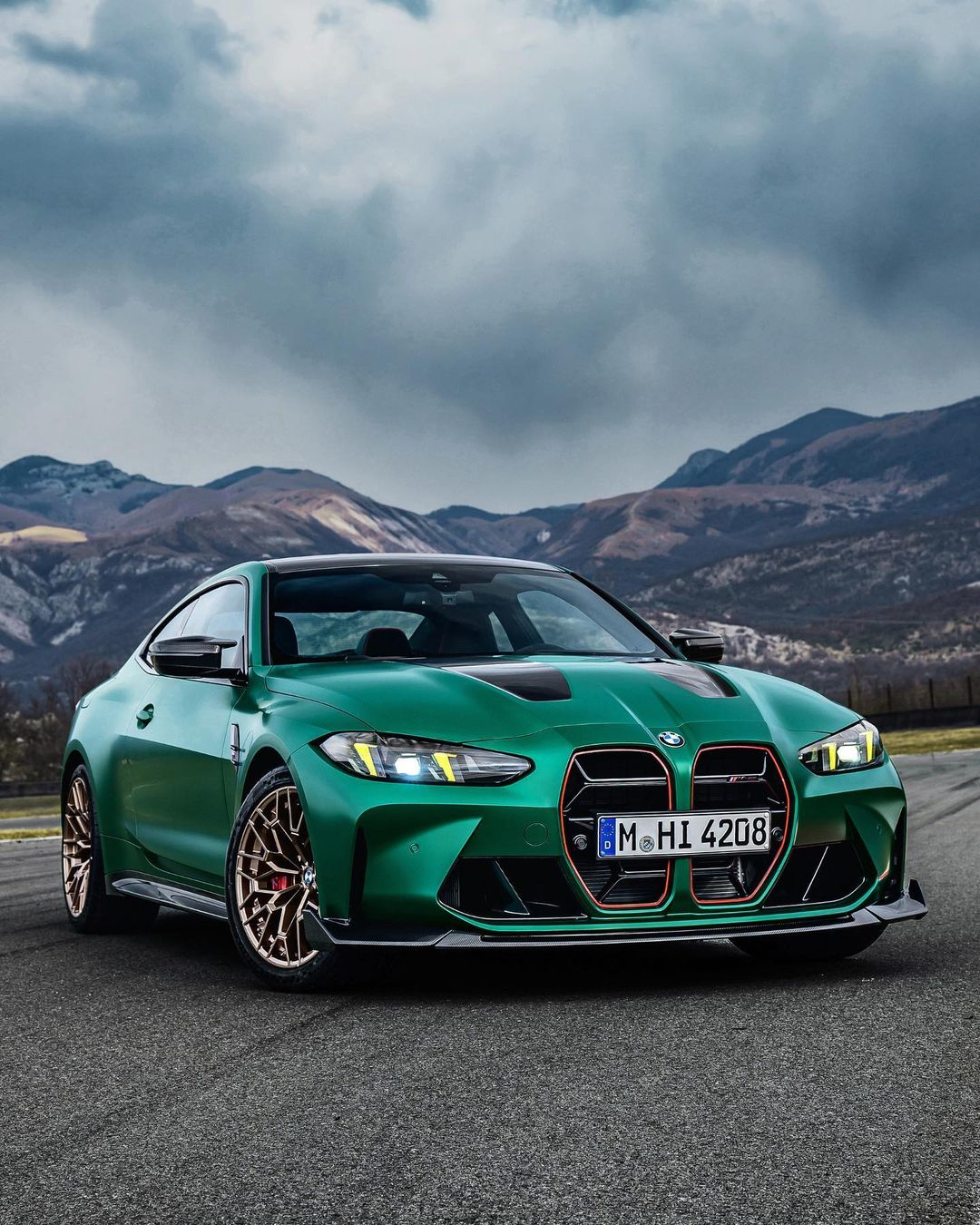 2025 BMW M4 CS 双涡轮直列六缸 $124,765. ​​​