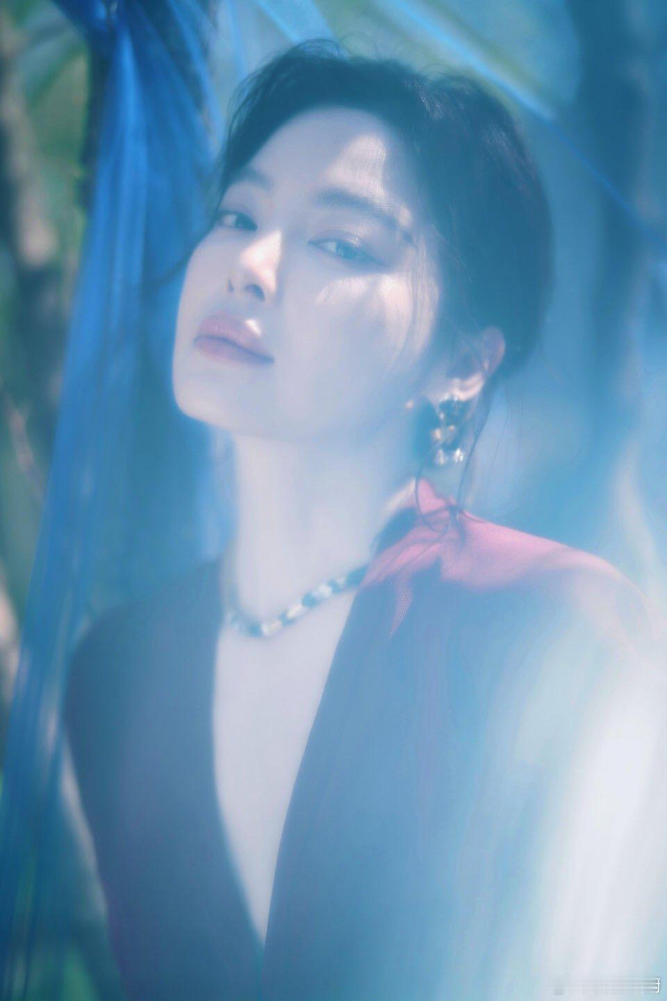 辛芷蕾这状态也太顶了！硬照张张出彩，舒展松弛又高级，表现力直接封神！ 