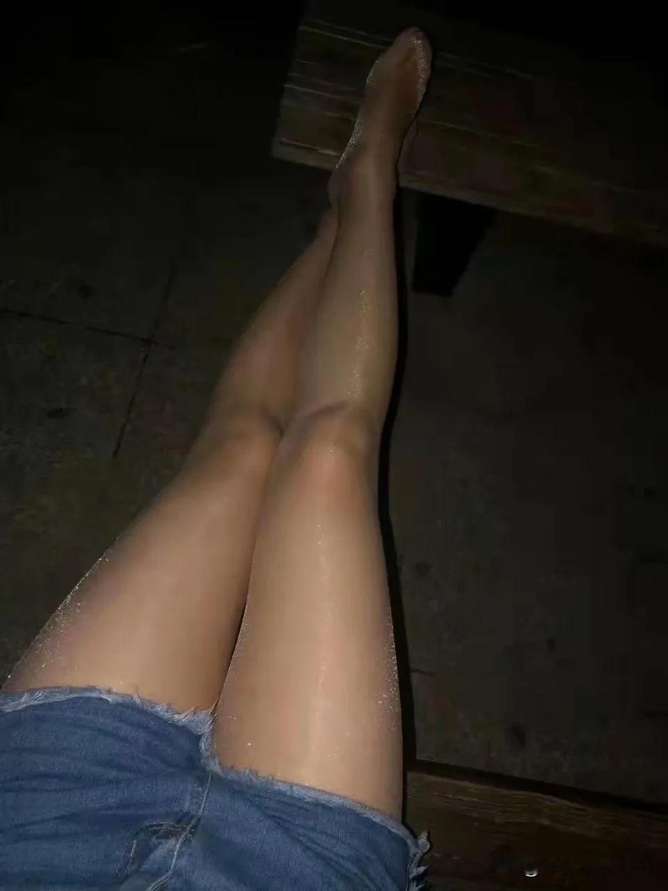 丝袜长腿，性感妩媚。