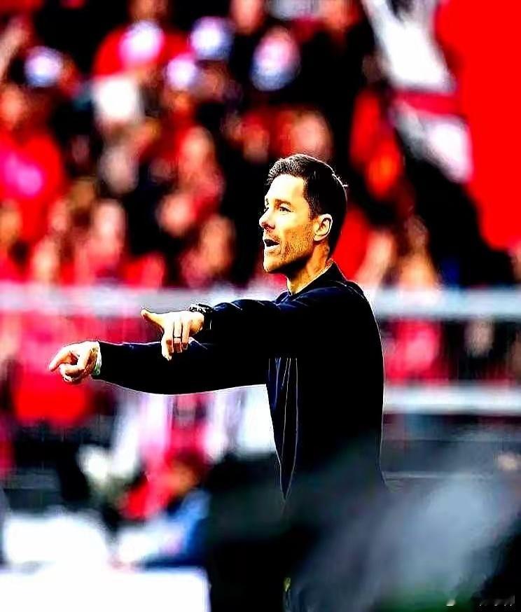 离开皇马48小时不到，一份新合同就砸到了脸上。德甲法兰克福的总监克勒舍，连夜飞到