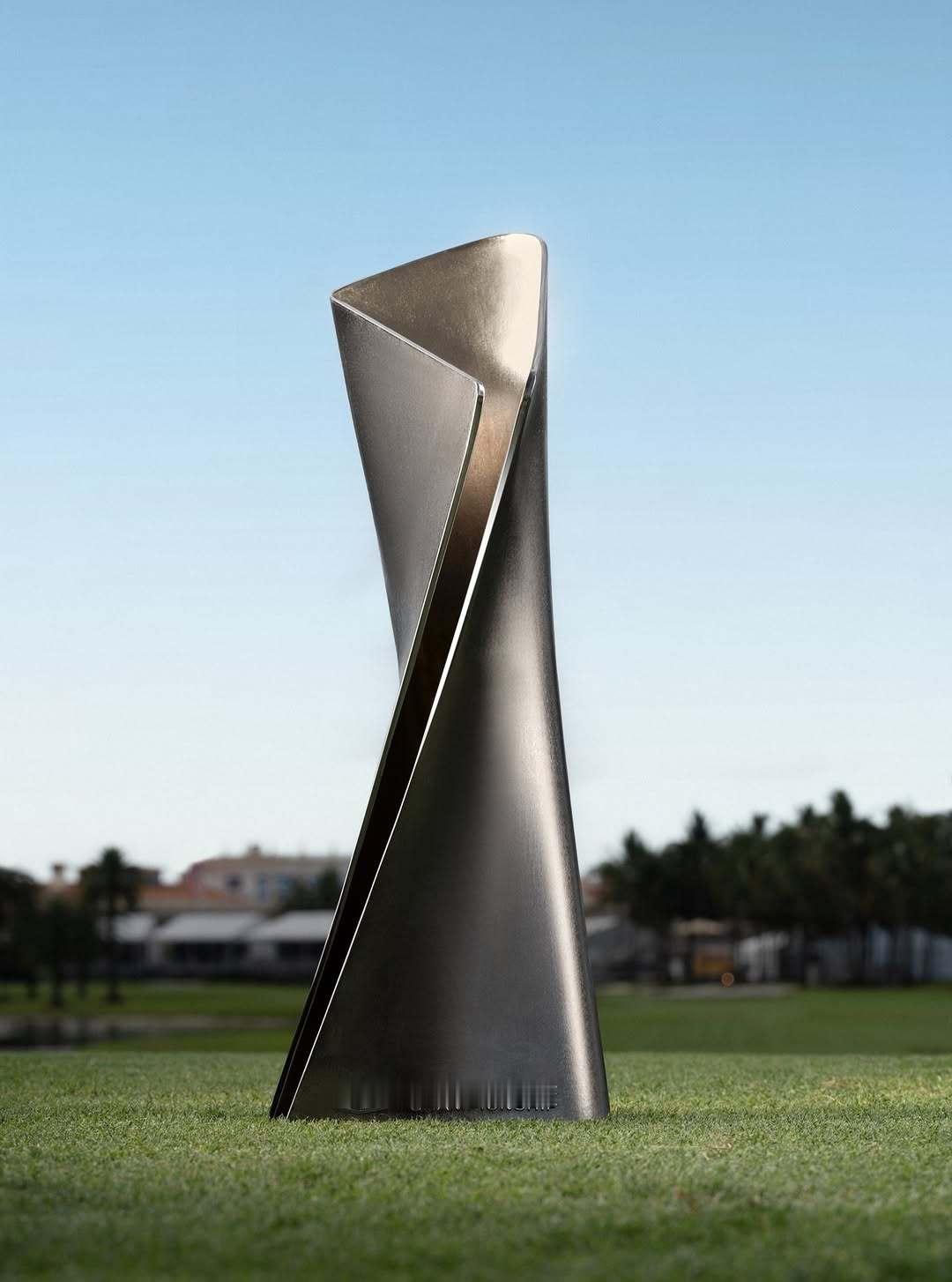 这个设计真妙啊，越看越有趣！凯迪拉克锦标赛最新设计的奖杯，生动地展现了运动感、张