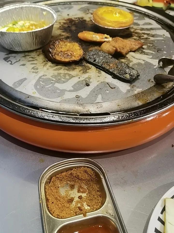 冬日寒气被炭火“呲啦”一声划破，厚切五花在烤盘上蜷起金边，油星欢快地跳跃。肉香混