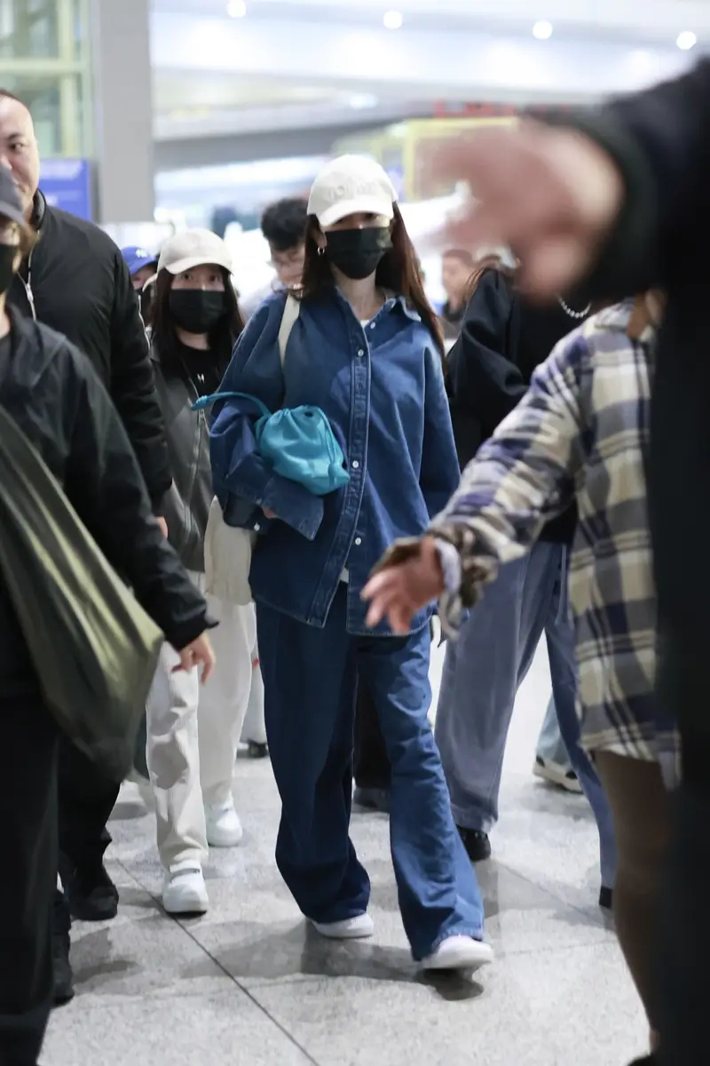 幂结束时装周行程 穿一身牛仔装抵达首都机场。杨幂结束巴黎时装周回国，穿一身牛仔装