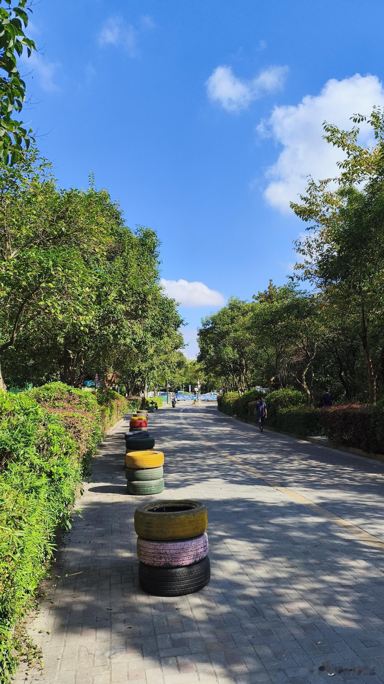南京今天早上出门，穿长袖衬衫走了五百米后后颈就开始冒汗，通勤路上看见好几个穿短袖