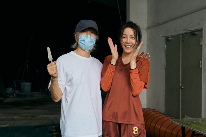 迪丽热巴信任在并肩中愈发坚定周星驰迪丽热巴搂肩合照 迪丽热巴信任在并肩中愈发坚定