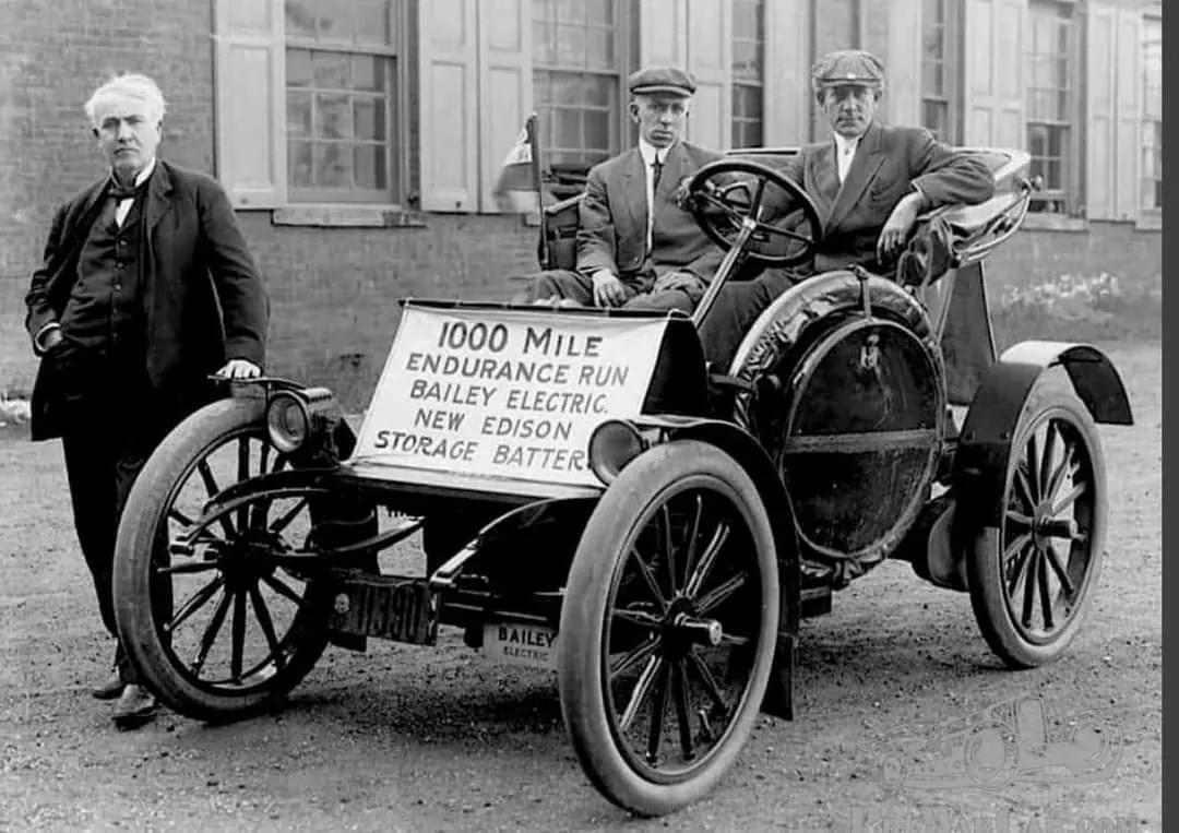 1910年，托马斯·爱迪生和他的电动汽车。
配备了爱迪生最先进的电池，贝利（Ba