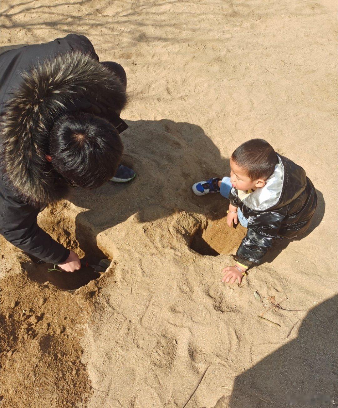 男孩子对沙子的执着不止夏天，而是一年四季 