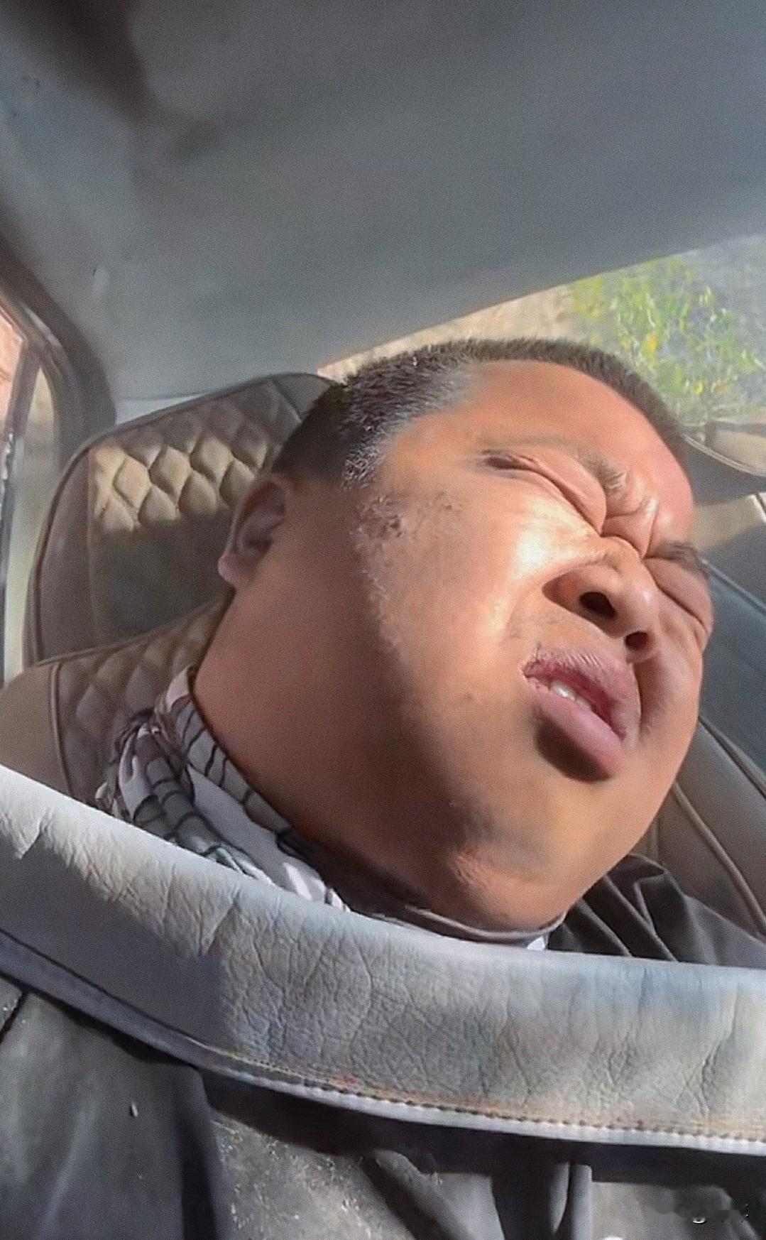 知名旅游主播蓝战非在埃塞俄比亚出车祸，他边拍视频，并痛苦艰难的从车里出来。

据