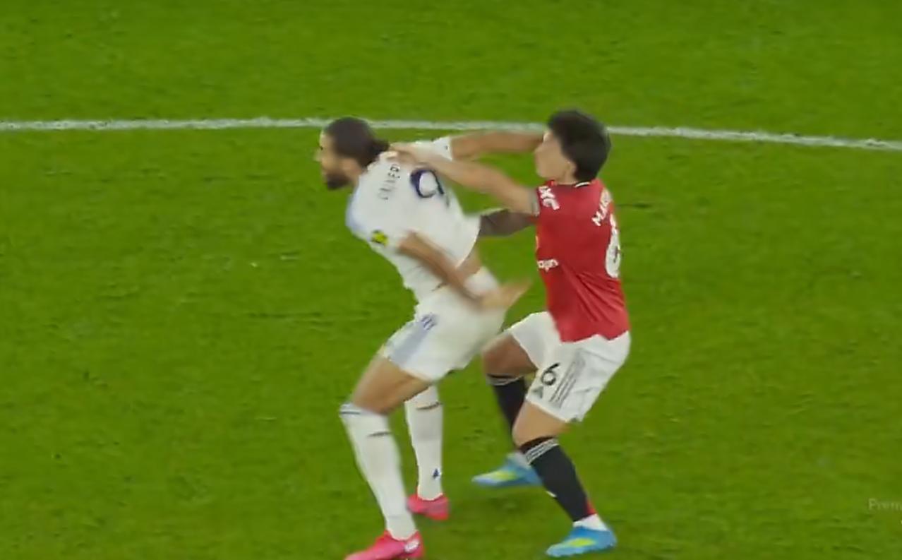 对于利马的红牌，裁判给的没毛病，已经不是踢球正常动作！回头咱们再说利马，作为一名