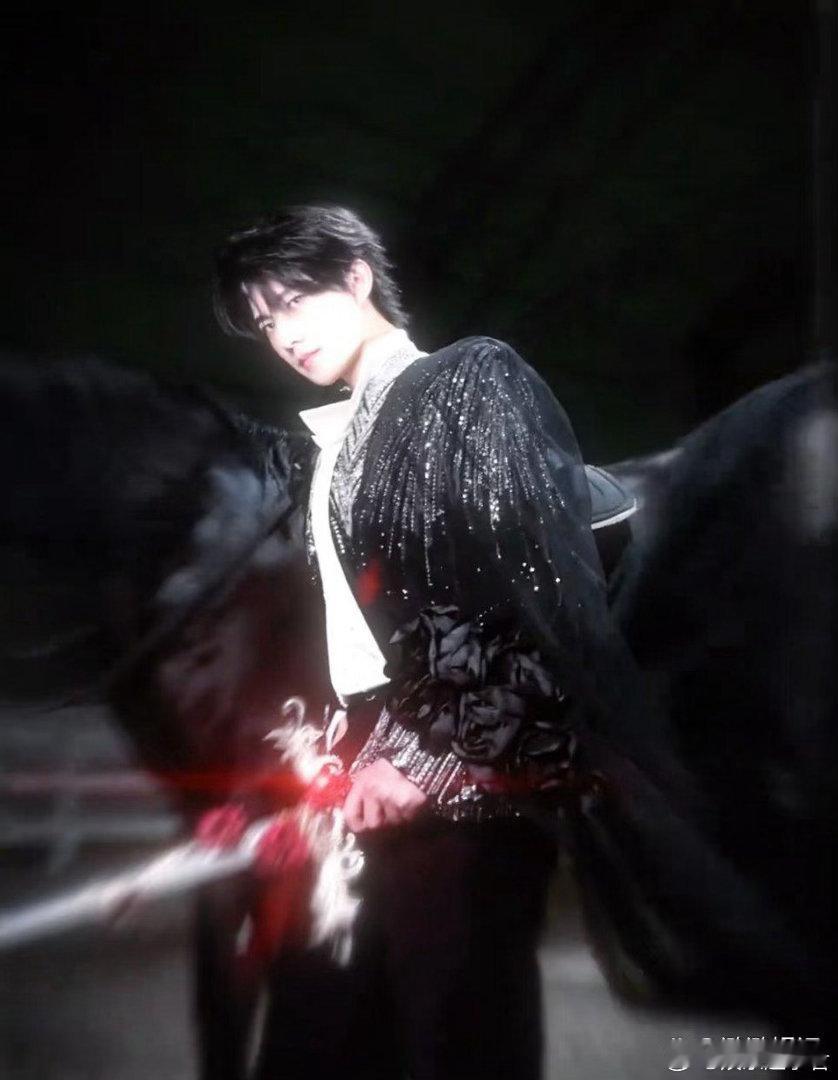 杨洋执剑黑马王子最爱的9号回归！🖤被杨洋黑马王子蛊到了！ 