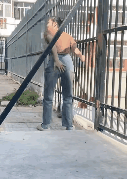 就不能好好走正门吗[捂脸][捂脸][捂脸]