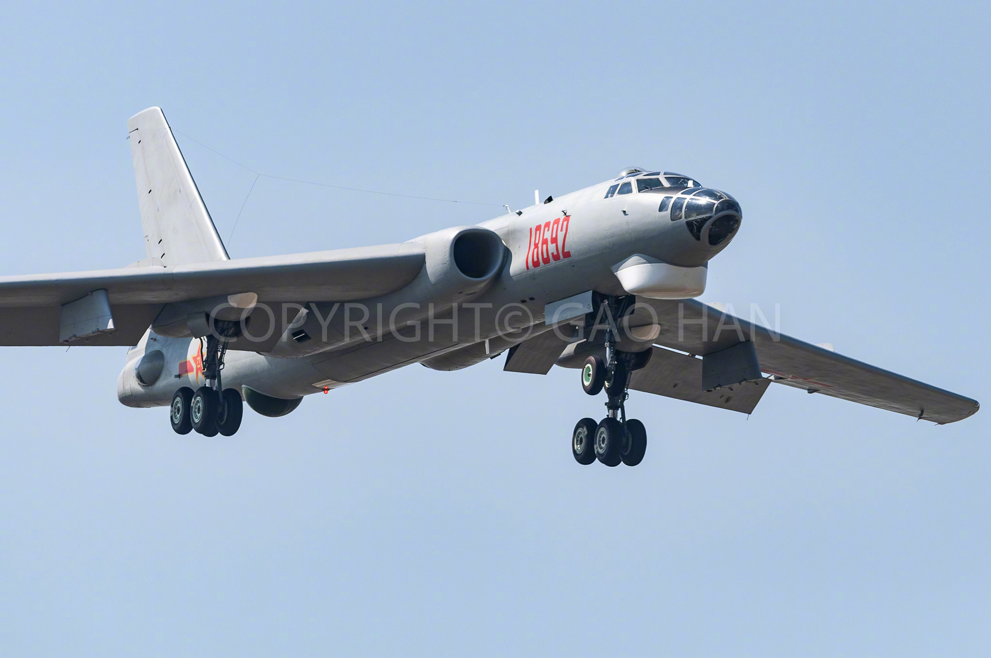 轰-6H是轰-6家族中第一种以空地导弹为主要打击手段的机型，之前的轰-6主要已机