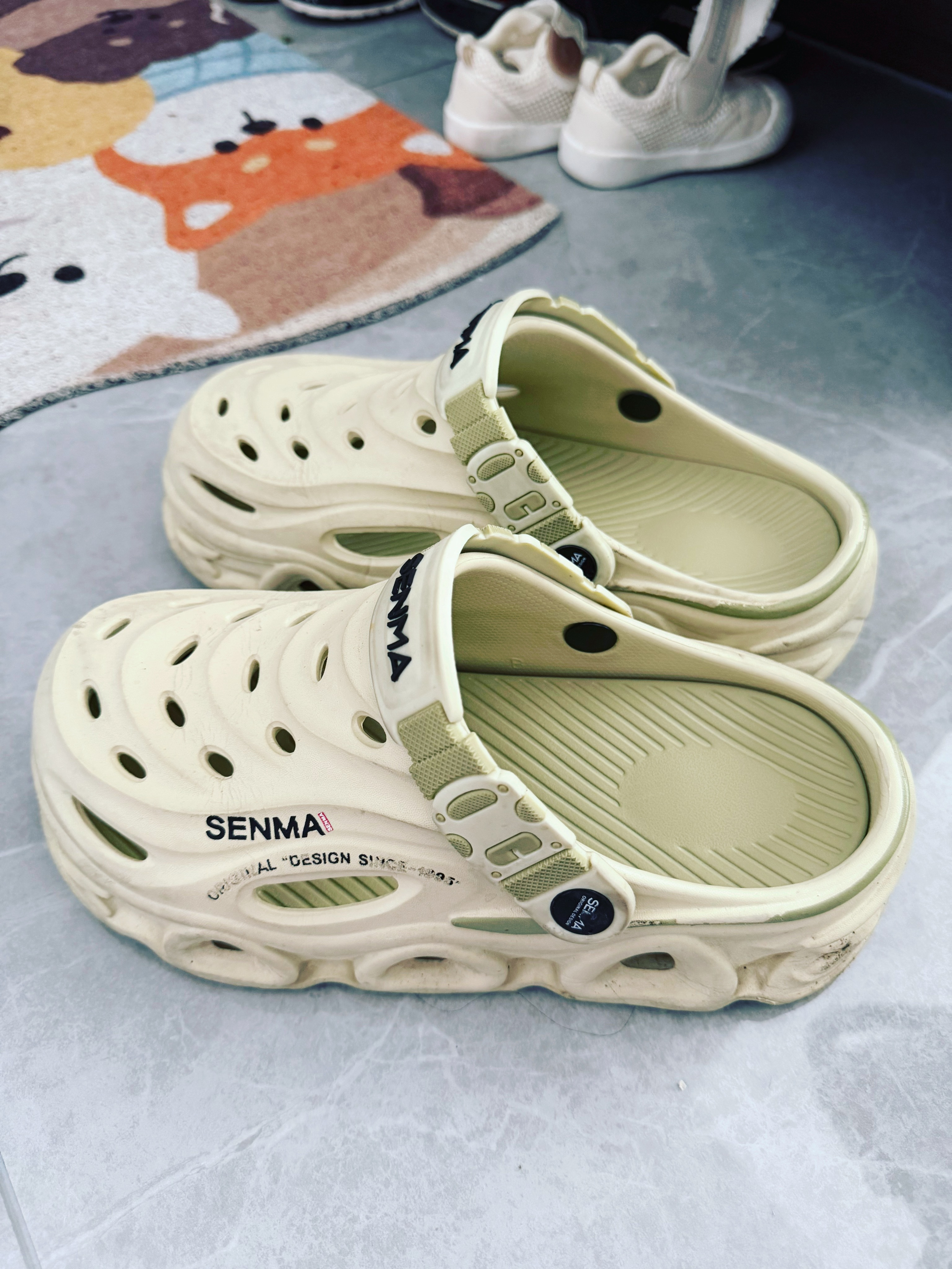 为何穿凉鞋的人越来越少了因为洞洞鞋真的香啊，价格不贵，而且百搭，上班也能穿，问就