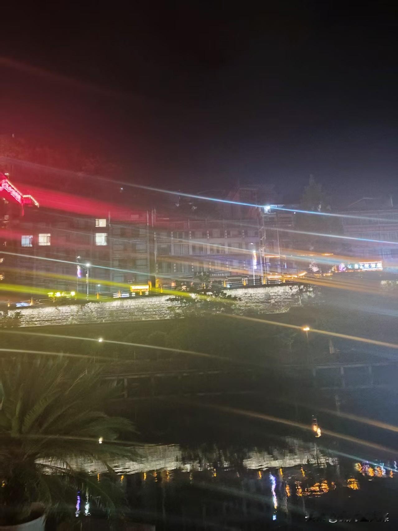 凤凰古城座落在湘西州的凤凰县城境内，沱江水穿城而过，笔者有幸目睹了……

凤凰古