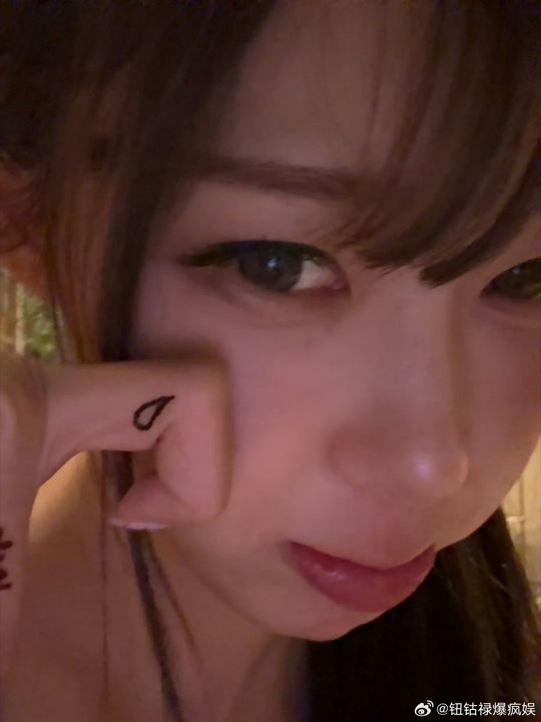 giselle的手指眼泪创意引起仿妆热潮不管是粉发、金发、还是海娜总是能引领新潮