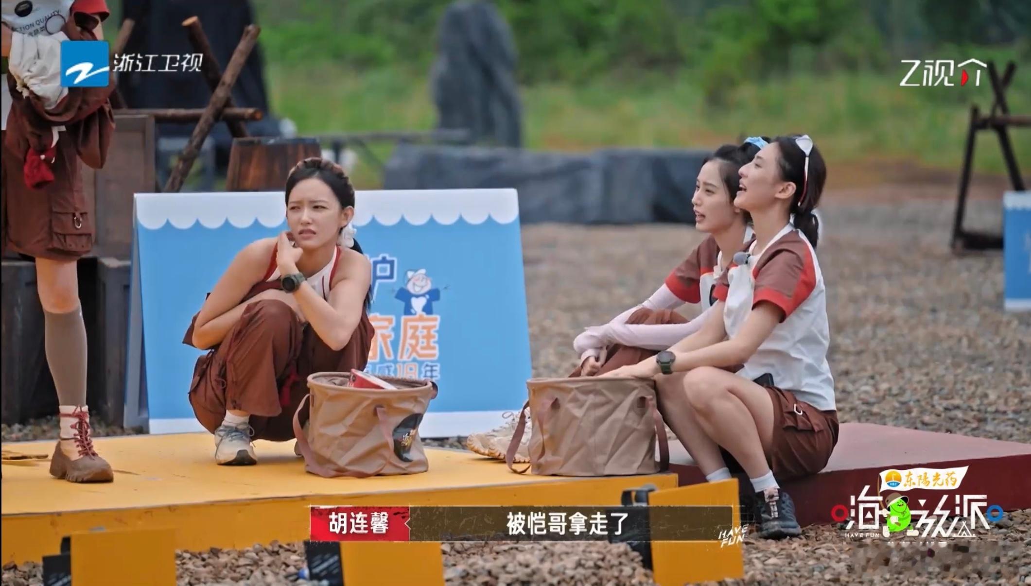 苗苗一个眼神郑恺疯狂解释嗨放派郑恺被苗苗一个眼神杀后，立马进入了解释模式，搞得观