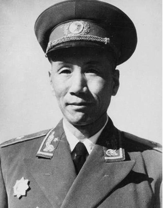 1941年，国军团长陈锐霆投奔新四军后，在夜里被人连捅3刀，杀手走后，伤重的他本