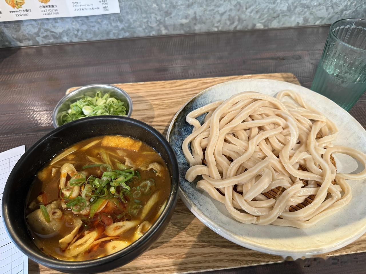 多次经过这家乌冬面🍜料理店。今天又路过，于是没错过。面很粗，很有嚼劲，味道还不
