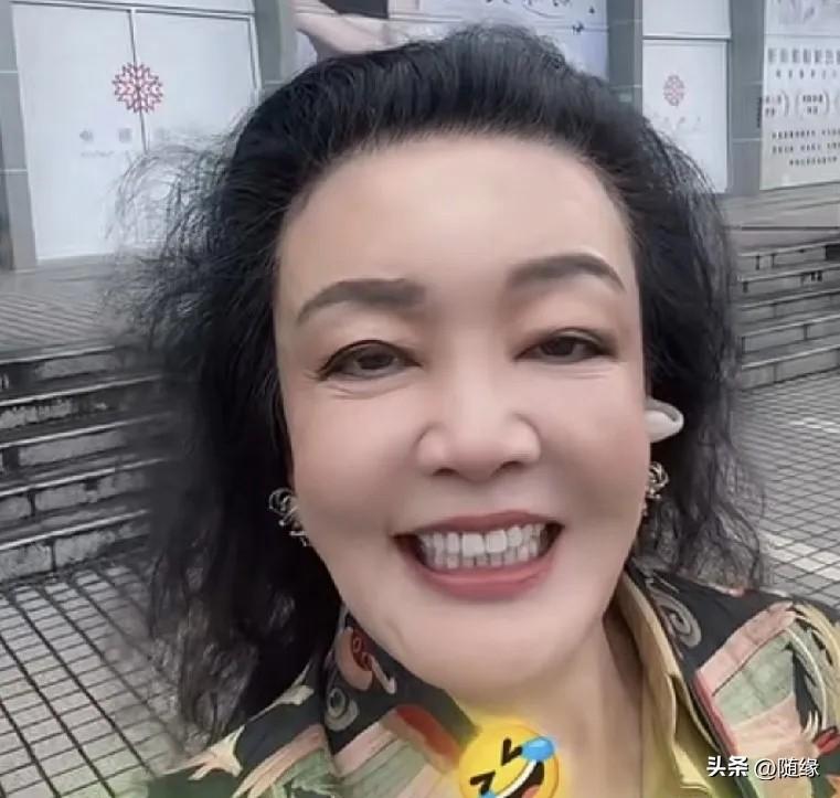 母子俩已经和好！
张兰今天心情大好，又去看小宝宝了，心里还是惦记着着儿子一家。