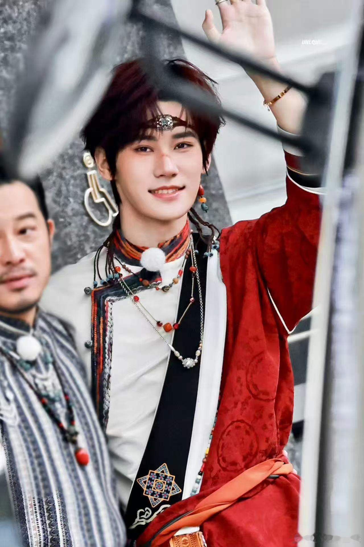 张真源藏族小王子张真源跑男藏族小王子 张真源在《奔跑吧》上的上班路透曝光，藏族小