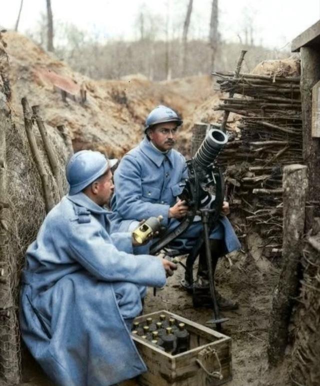 在一战堑壕战中，因为泥泞和战争导致士兵变成了打卡上班，双方开始维持着脆弱而又默契