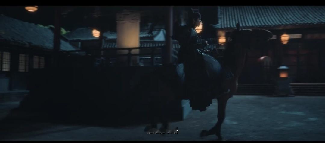 这里有一个孟剑卿勒住缰绳的镜头。 
