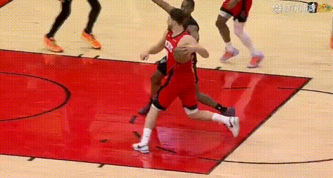 又秀背传——申京这传球是真花！
图1：复制戏耍戈贝尔背传，阿门暴扣；图2：救球背