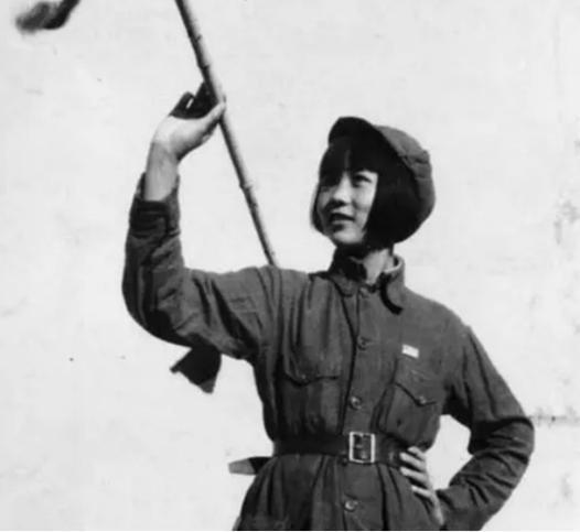 1927年会昌激战，24岁的陈赓营长左腿连中两枪，本以为会命丧于此，结果遇到了1