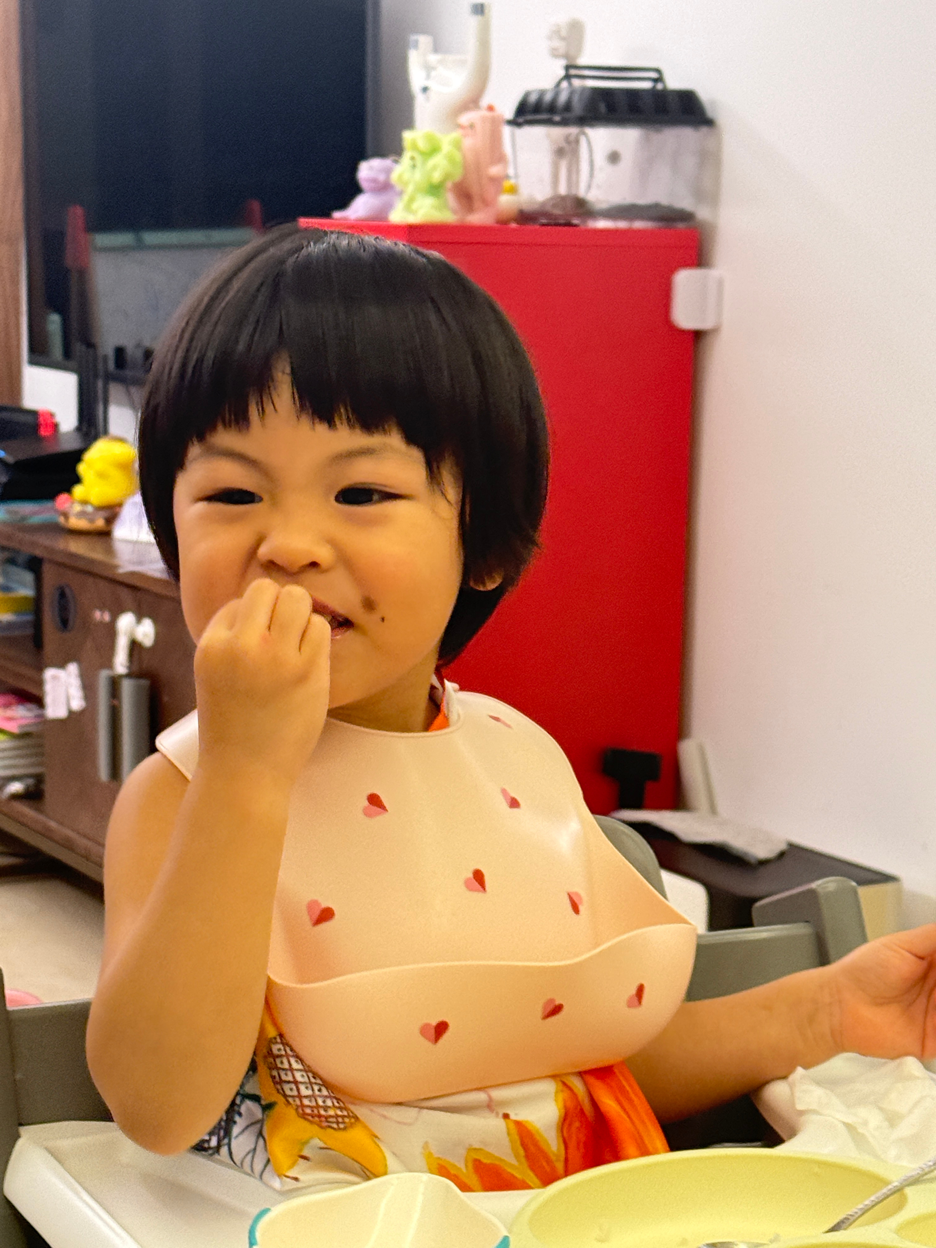 笑死了吃着饭呢，球宝说要吃生胡萝卜我说那你叫阿姨帮你切吧球宝老老实实：阿姨，麻烦