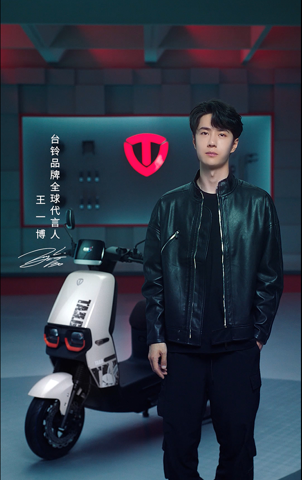 #两轮为何成为年轻人代步神器# 只有四轮的新能源车卷么？在电动出行市场上，两轮的