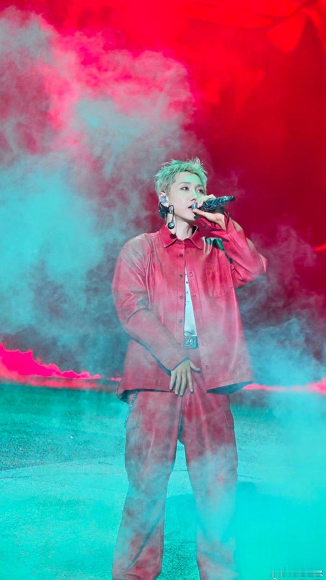 就当汪苏泷在南京跨年了汪苏泷南京演唱会吃太好了 别人看演唱会只听歌，我们在南京边