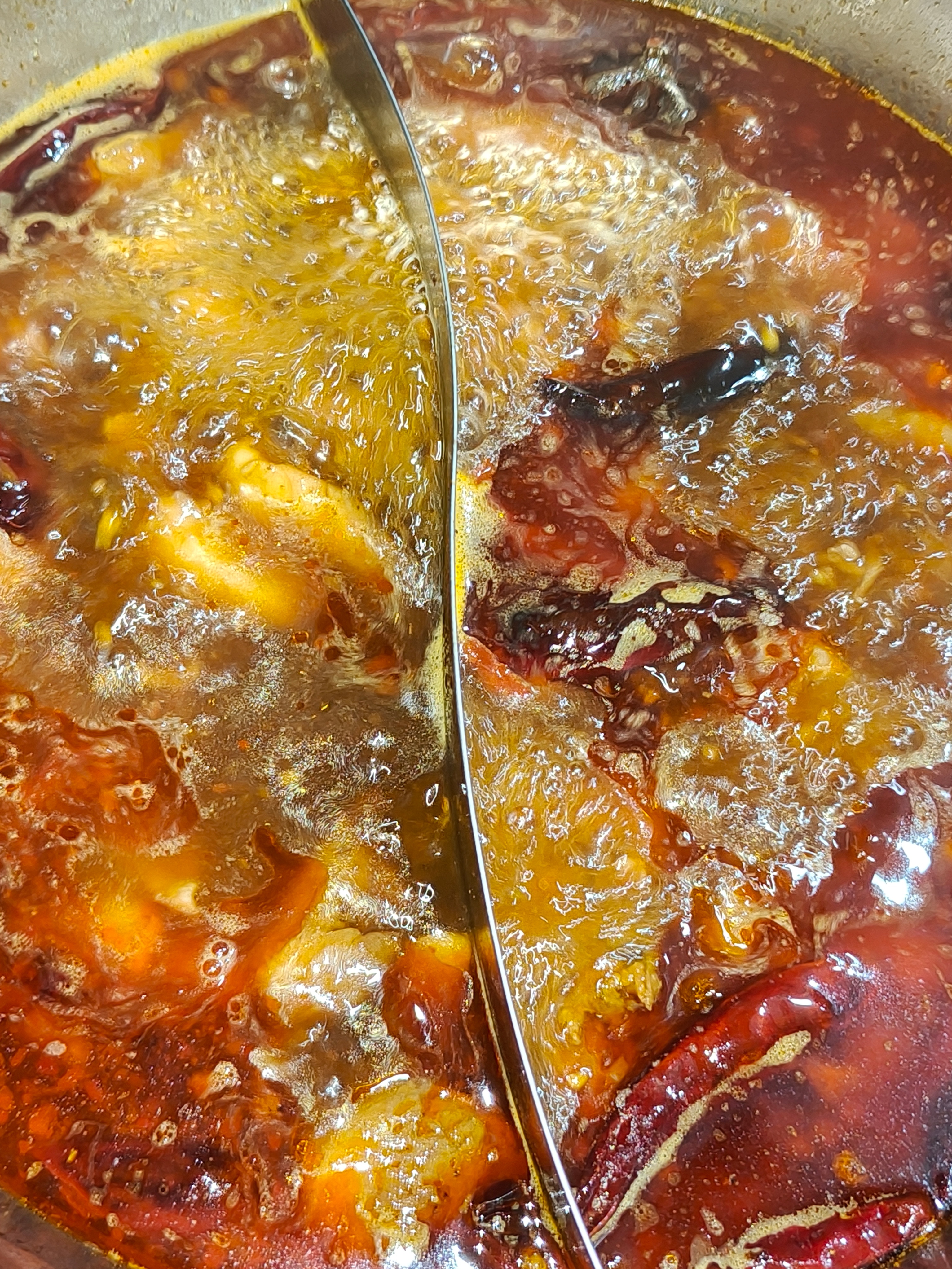 虽然是很没有意义的鸳鸯锅但是很美味，吃撑了 
