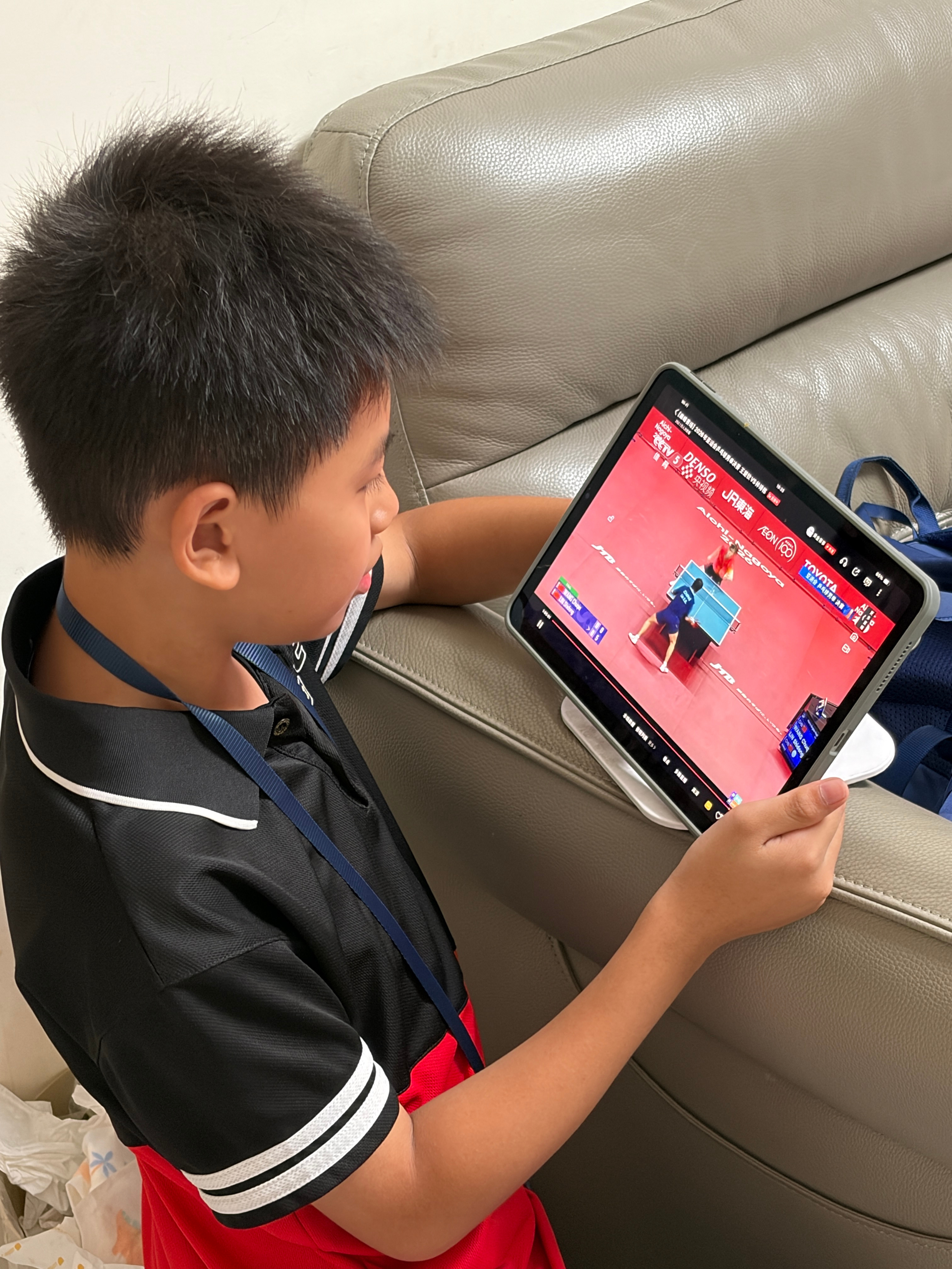 樊振东的小球迷正在看比赛，我问他支持谁，他说林诗栋[允悲] ​​​