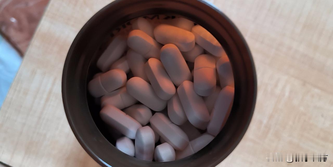 只有几个女粉丝喊“玻尿酸”男，硬汉。
正常人谁还那样称呼啊？[捂脸]