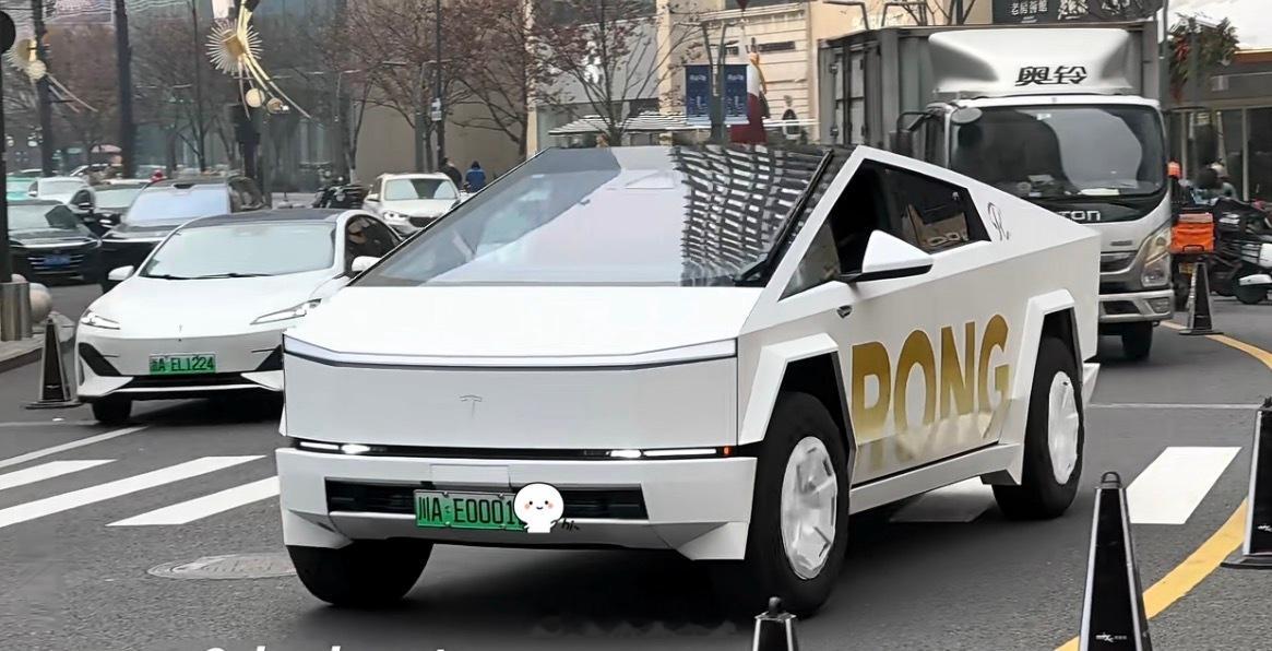 成都也有特斯拉Cybertruck了。特斯拉