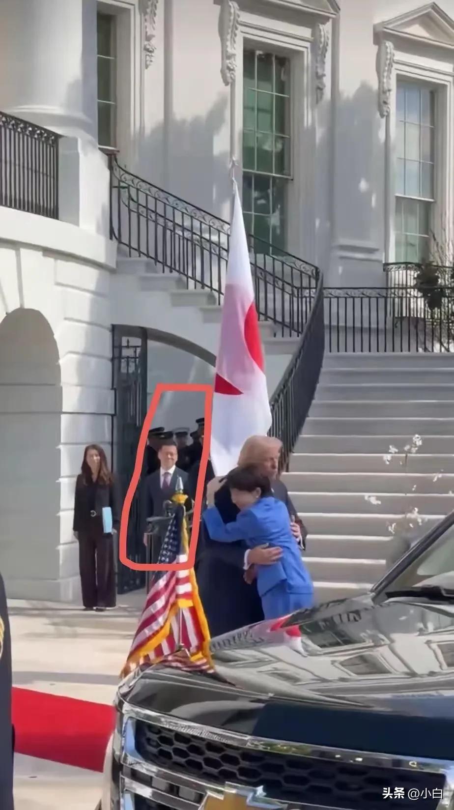 大家有没发现一个细节，高市和特朗普在前面激情拥抱，后面的日本翻译那是一脸的无奈和