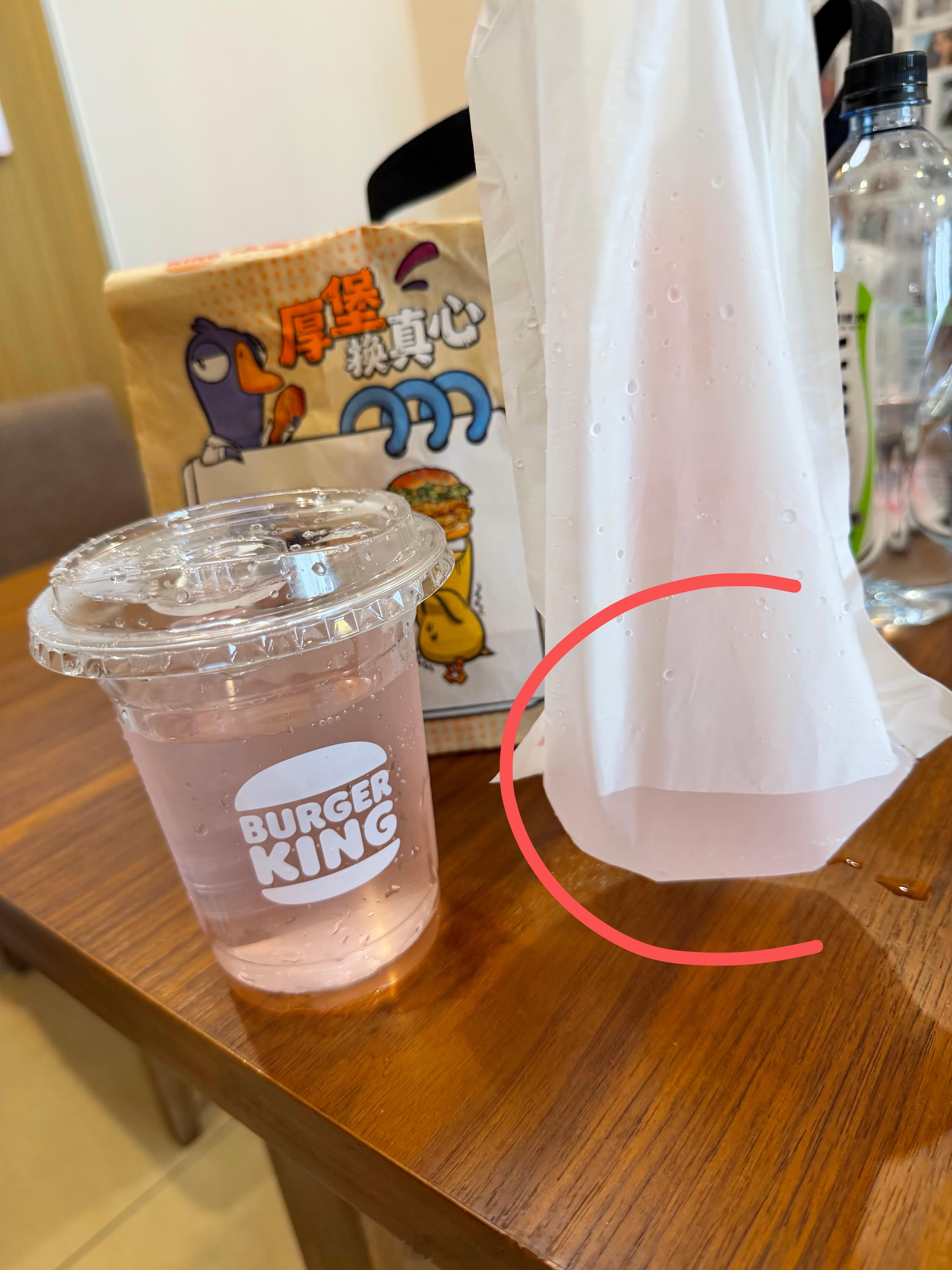 给我对象打包的饮料 到家我说怎么只有半杯 原来剩下的半杯在塑料袋里 