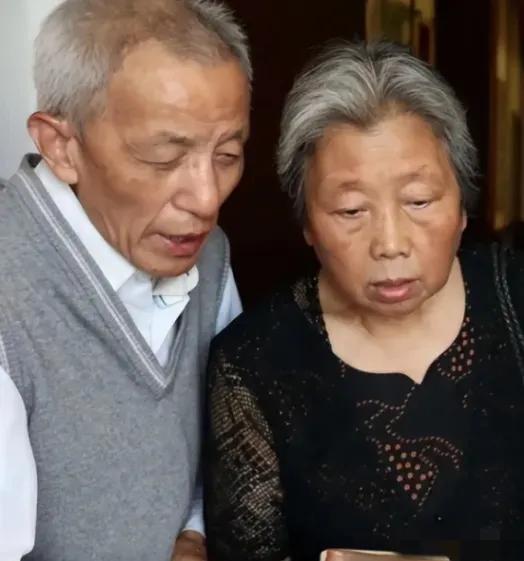 2013 年，六十一岁的知青刘宝华返回米脂县探望昔日恋人马凤兰，意外得知对方曾为