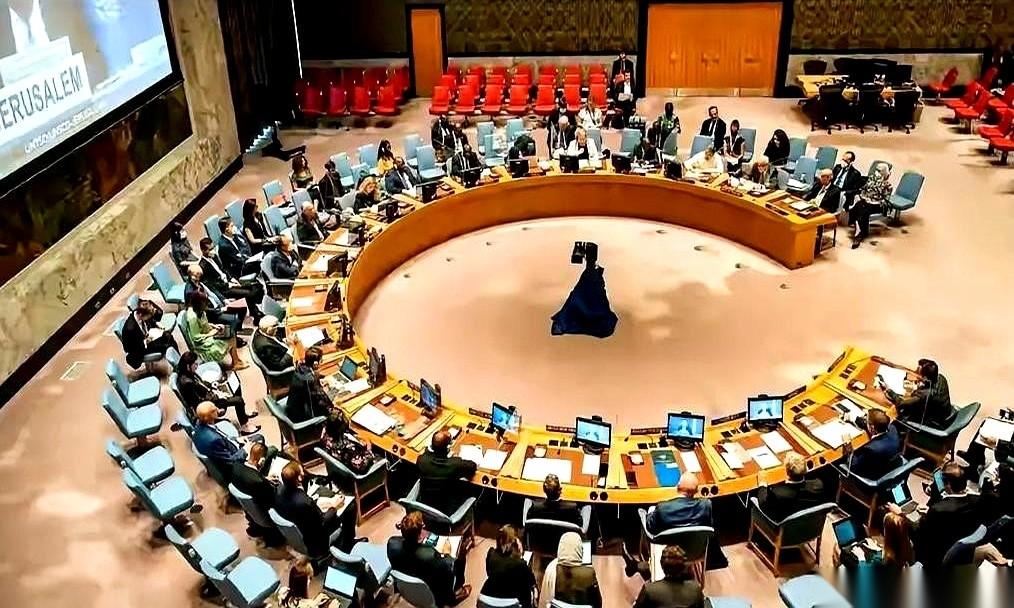 国际政治这牌桌上，最扎心的一幕，就是眼睁睁看着大哥把你卖了，你还得笑着说“卖得好