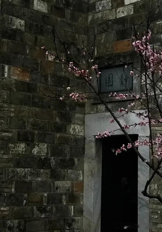 上联：别院梅花入梦来，安子邀对，古寺钟声随雾到！[微风]