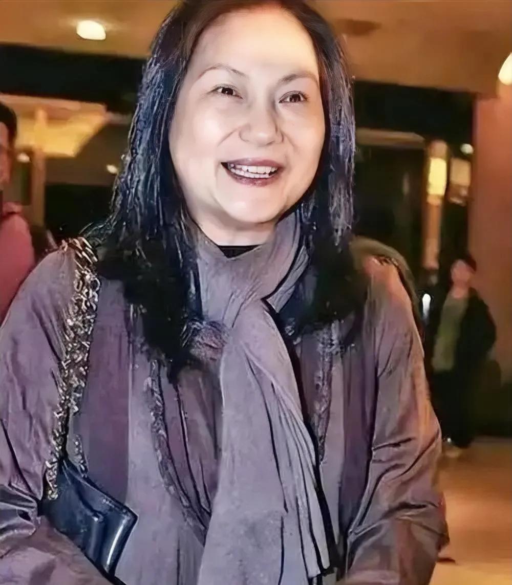 艾斯玛现在应该很后悔吧？
天天看着前女婿汪小菲带着妻子和自己孙女到处游玩，心里很