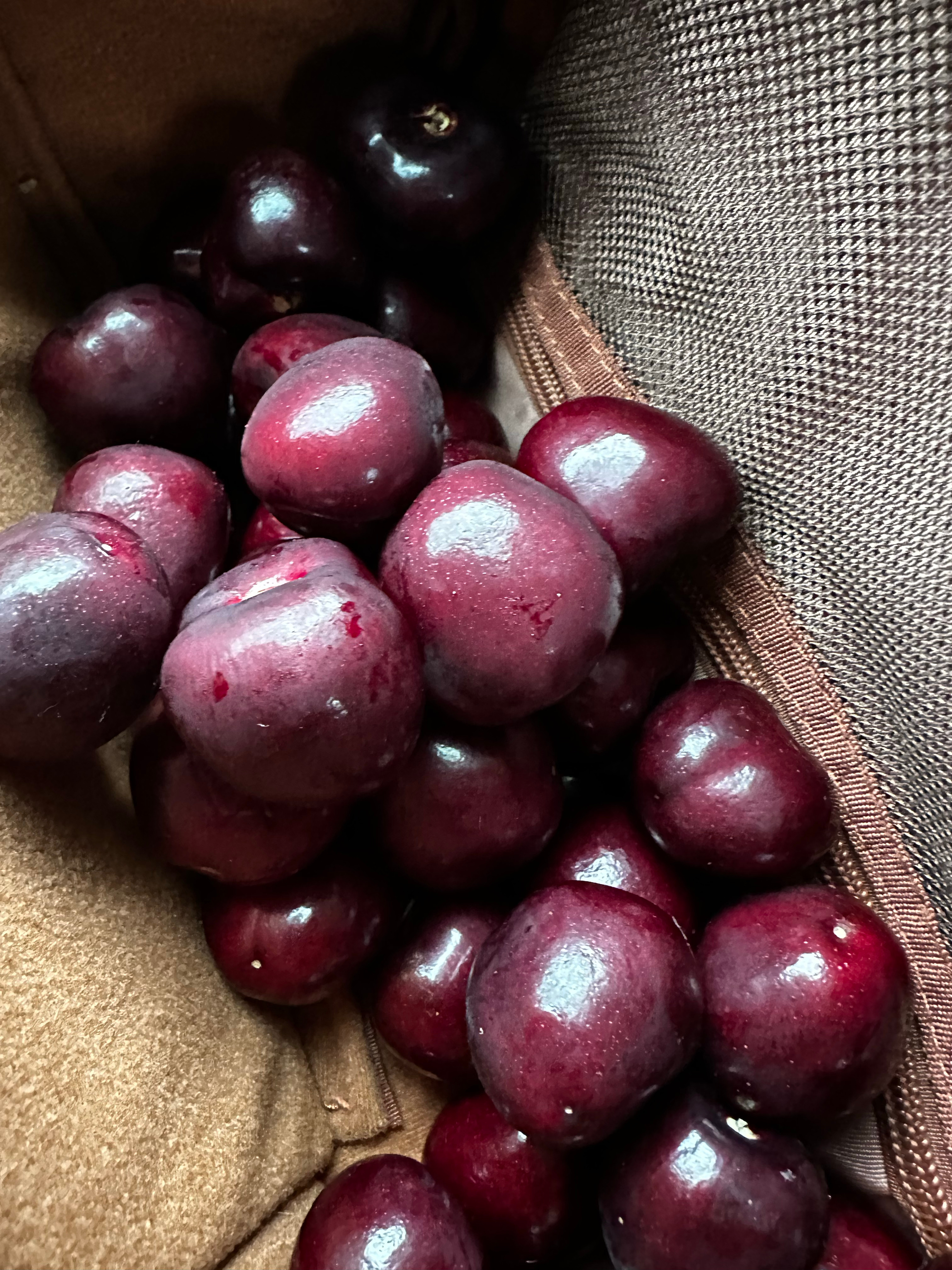 车厘子价格大跳水了要过年了哦，又出来一年一度的跳水了是吧？整个一跳水队，什么时候