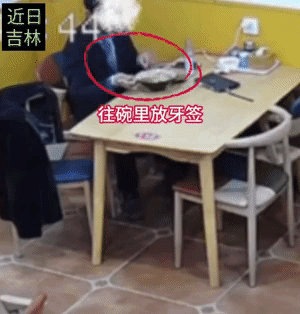 一男子去吃面，偷偷的往面里加了一根牙签，想要讹老板200元钱，但是面馆有监控拍下
